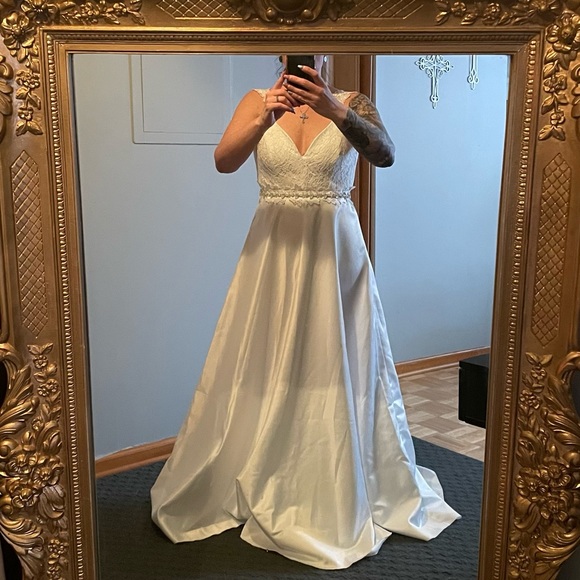 Beautiful wedding dress size 10. Bought but never worn. - Picture 3 of 5